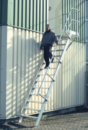 Krause ipari lépcső dobogóval alumíniumból 600mm széles fokokkal, 45fokos dőlésszög,  egyoldali korláttal